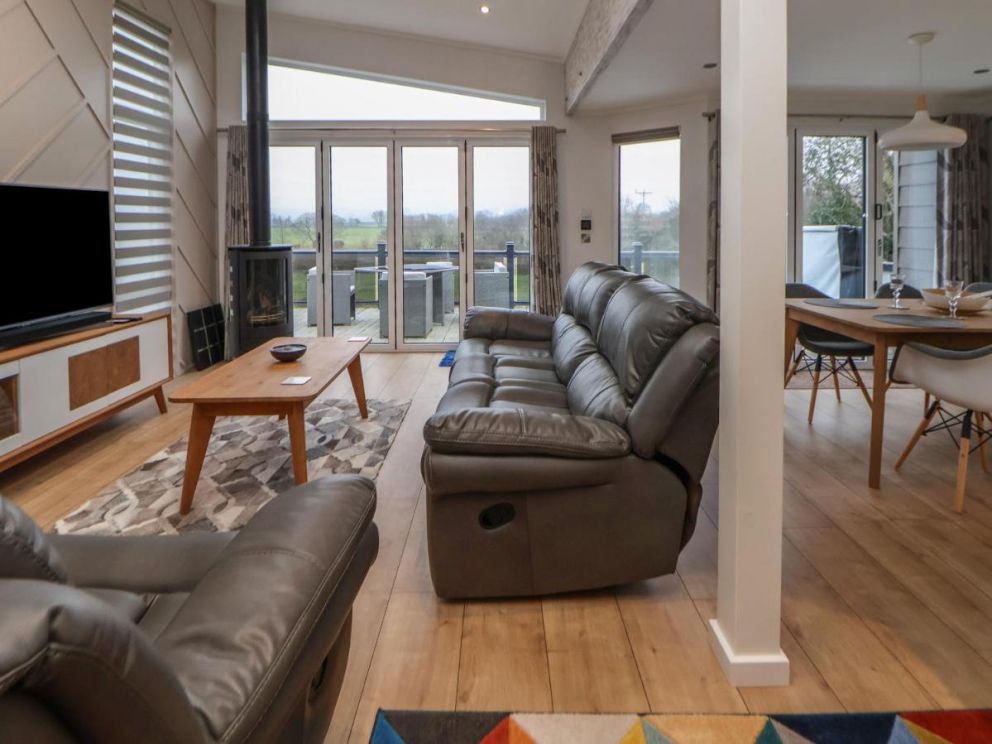 The Lodge @ Racecourse House, hot tub lodge in North Wales