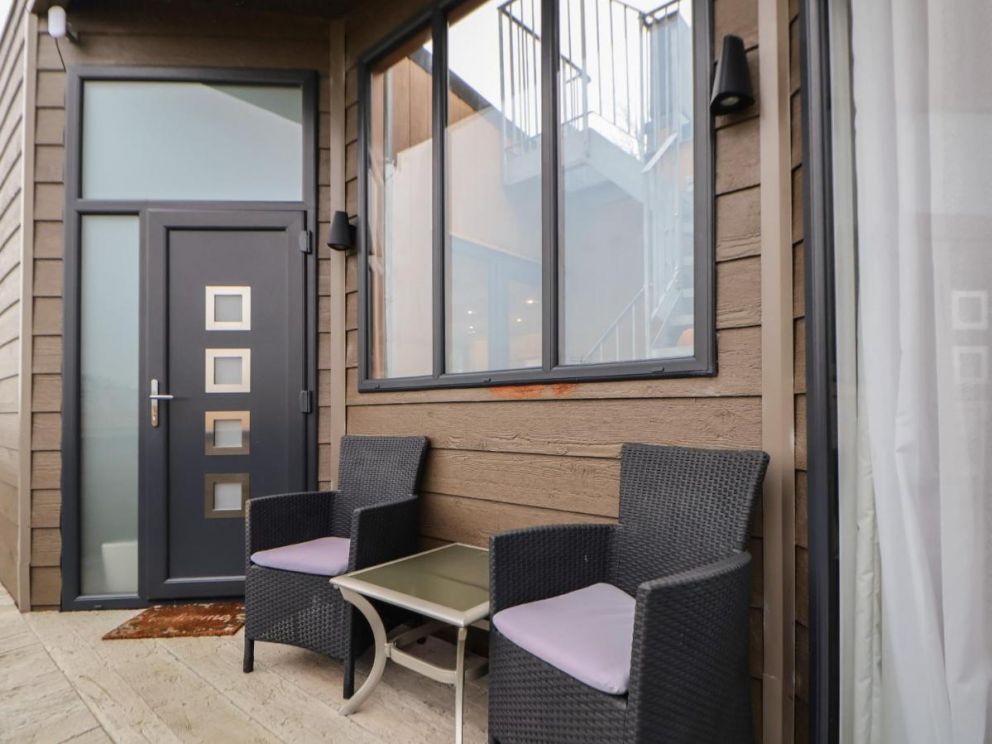 The Lodge @ Racecourse House, hot tub lodge in North Wales