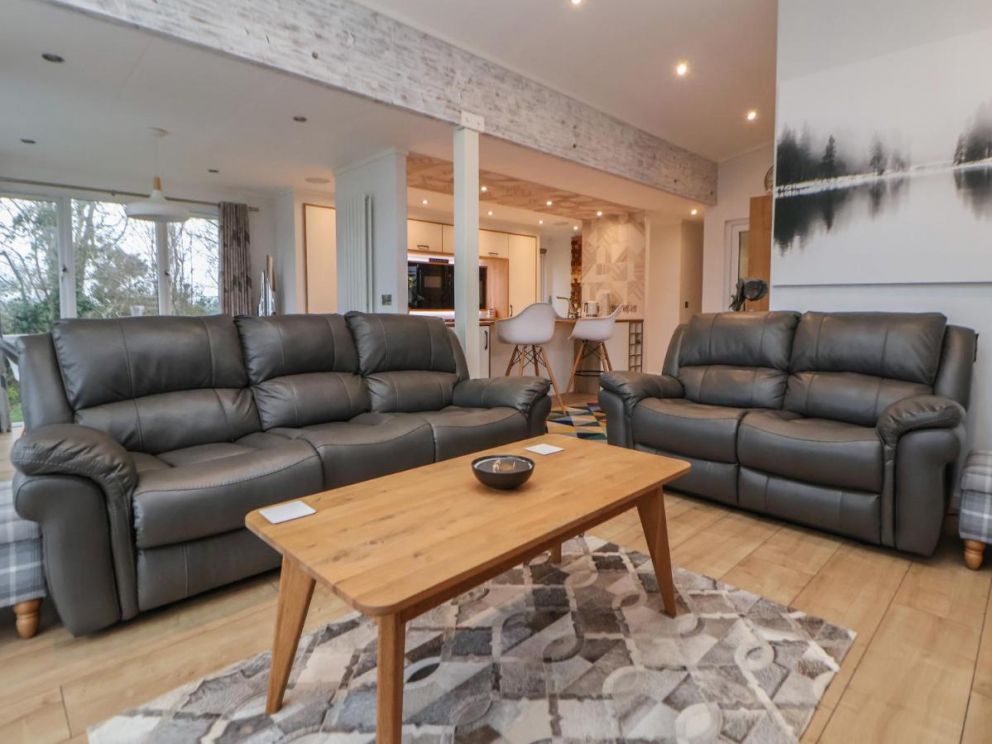 The Lodge @ Racecourse House, hot tub lodge in North Wales