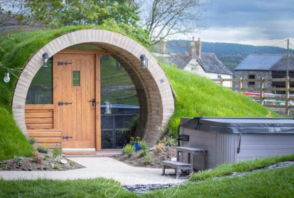 The Prancing Pony, Trewern Ganol, Llanrhaeadr-ym-Mochnant,Powys - quirky holiday accommodation, pet friendly with hot tub in Wales countryside