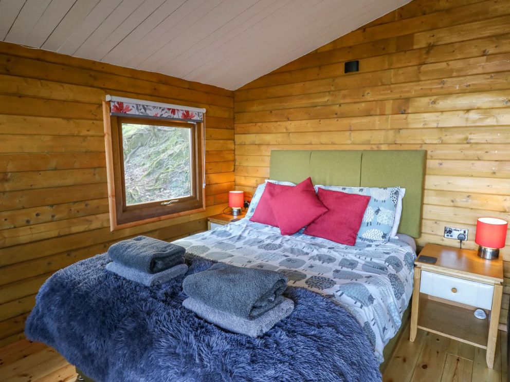 Tree House, Oakford near Aberaeron, Ceredigion - Pet friendly, studio style layout with electric car charging point, close to the sea in Wales