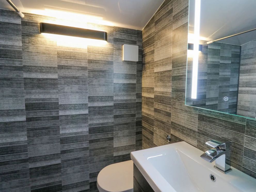 Tree House, Oakford near Aberaeron, Ceredigion - Pet friendly, studio style layout with electric car charging point, close to the sea in Wales