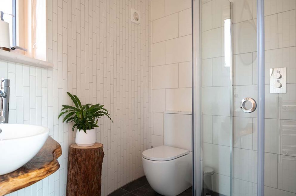 Ty'r Derw Treehouse shower room