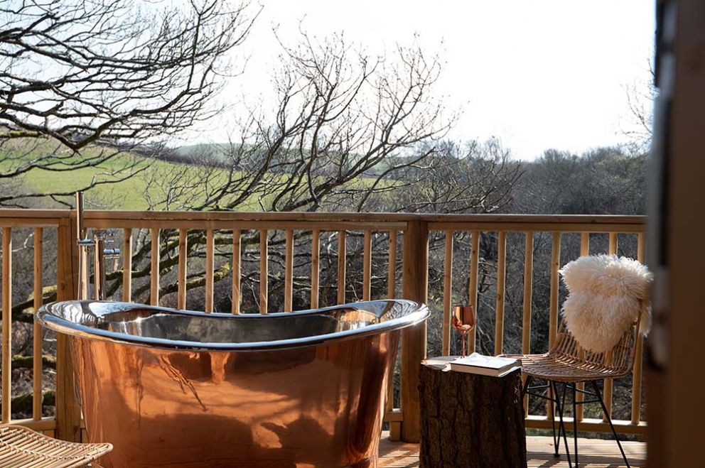 Ty'r Derw Treehouse with copper bath