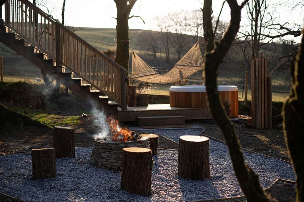 Ty'r Derw Treehouse with hot tub and fire pit