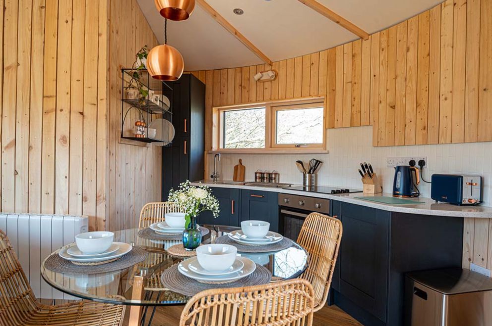 Ty'r Derw Treehouse. Luxury break in Wales