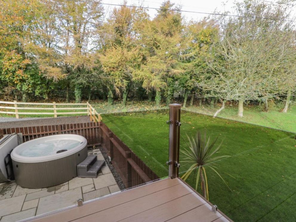 Y Caban - pet friendly lodge, sleeps 6, with hot tub, near the beach in Isle of Anglesey, Wales