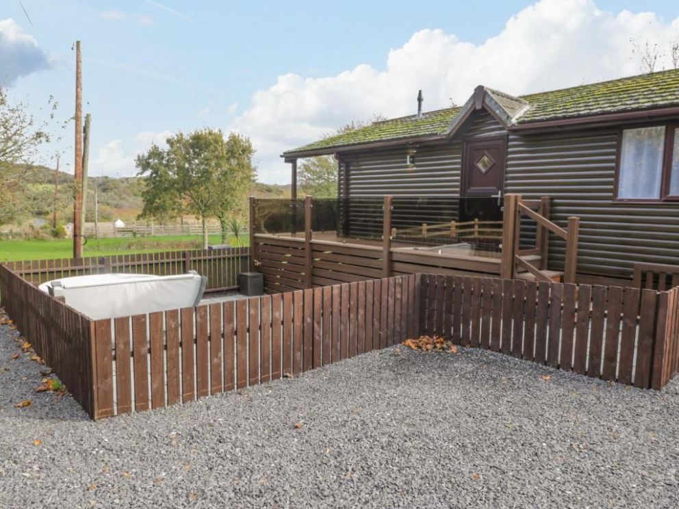 Y Caban - pet friendly lodge, sleeps 6, with hot tub, near the beach in Isle of Anglesey, Wales