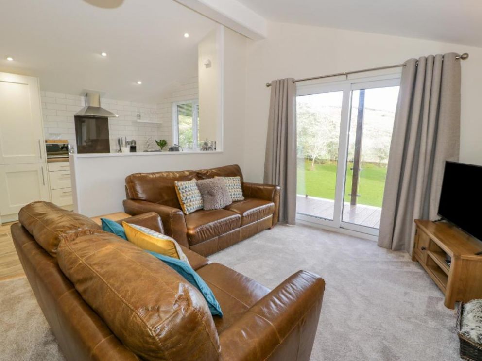 Y Caban - pet friendly lodge, sleeps 6, with hot tub, near the beach in Isle of Anglesey, Wales