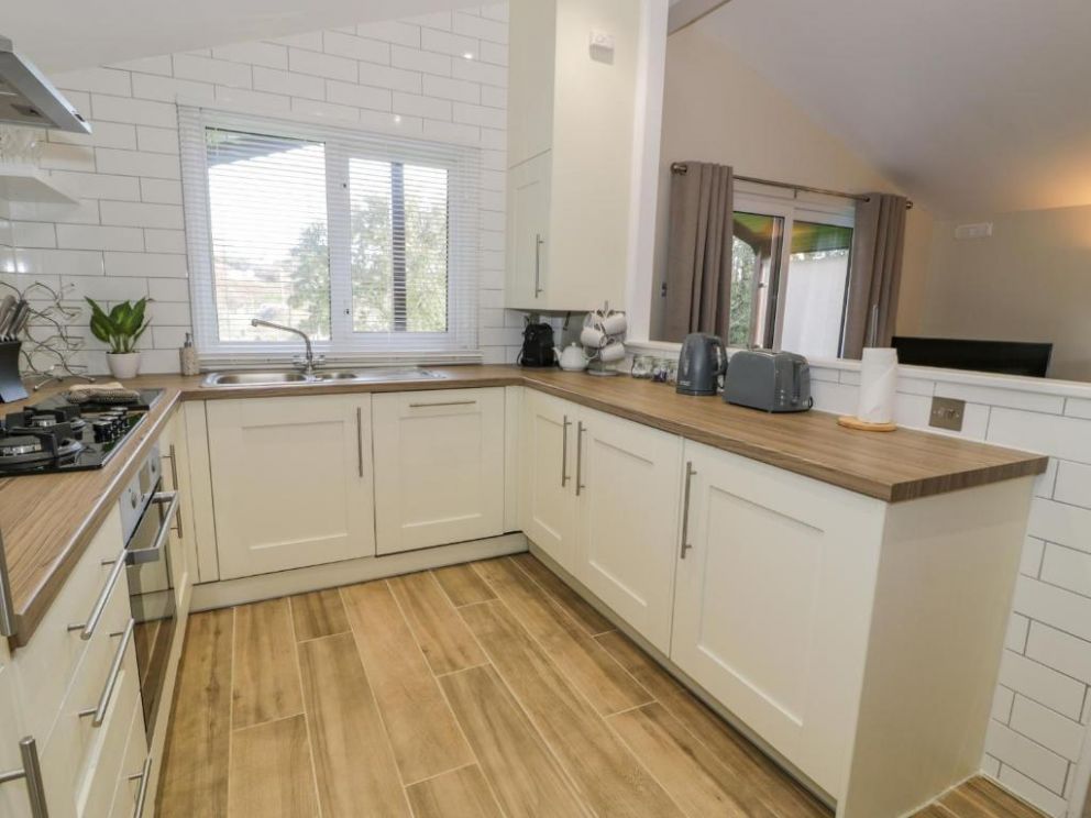 Y Caban - pet friendly lodge, sleeps 6, with hot tub, near the beach in Isle of Anglesey, Wales