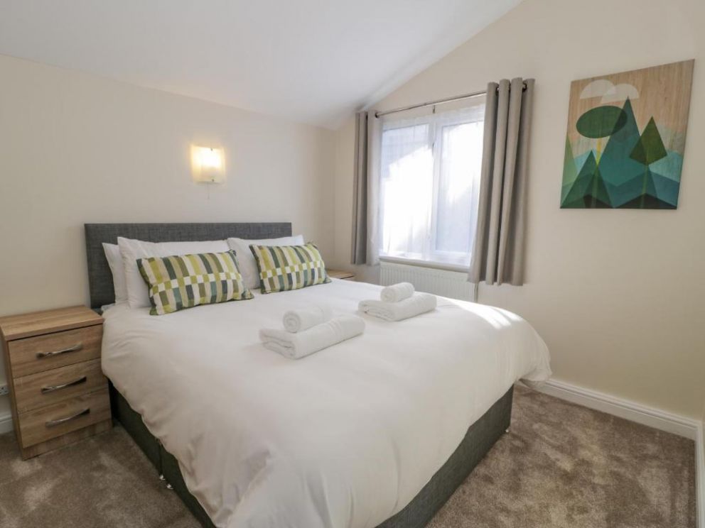 Y Caban - pet friendly lodge, sleeps 6, with hot tub, near the beach in Isle of Anglesey, Wales