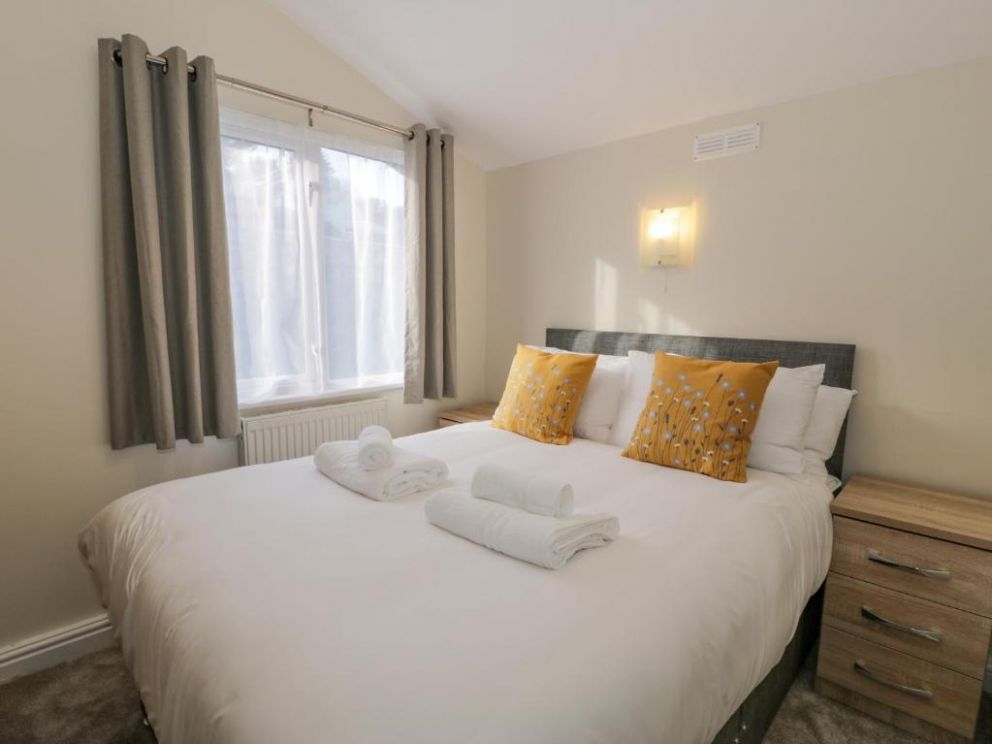 Y Caban - pet friendly lodge, sleeps 6, with hot tub, near the beach in Isle of Anglesey, Wales