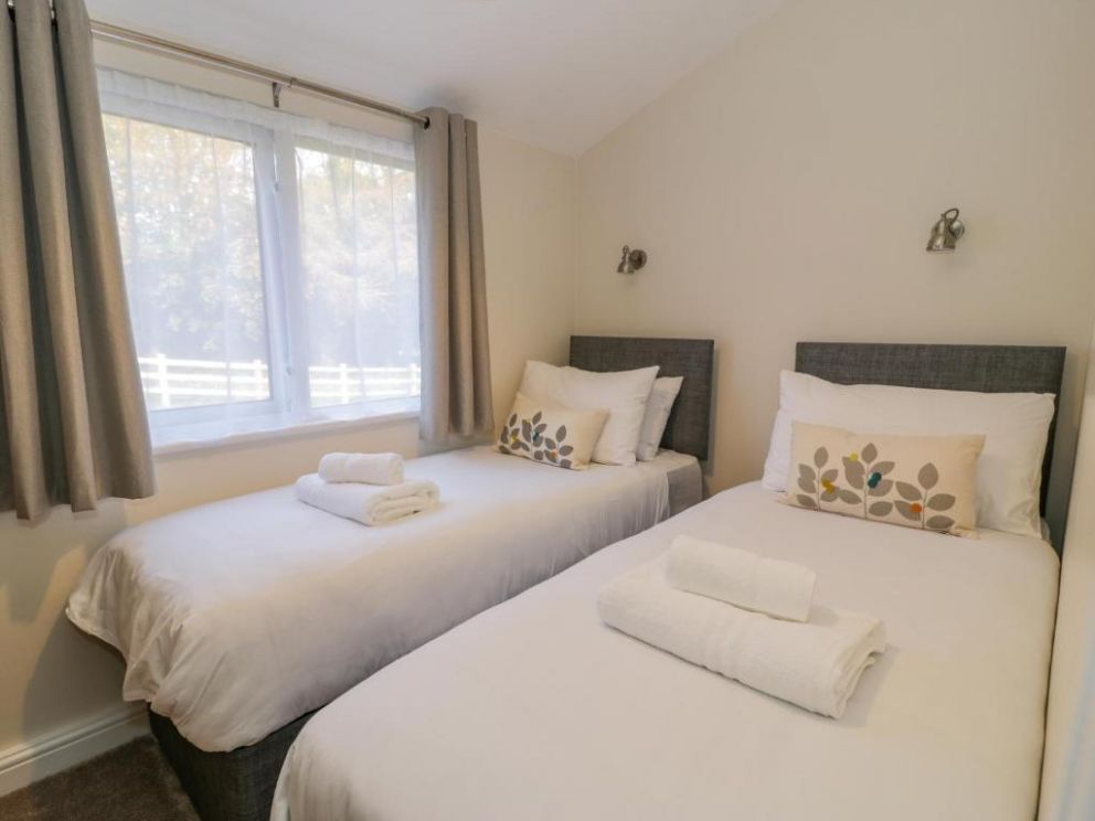 Y Caban - pet friendly lodge, sleeps 6, with hot tub, near the beach in Isle of Anglesey, Wales