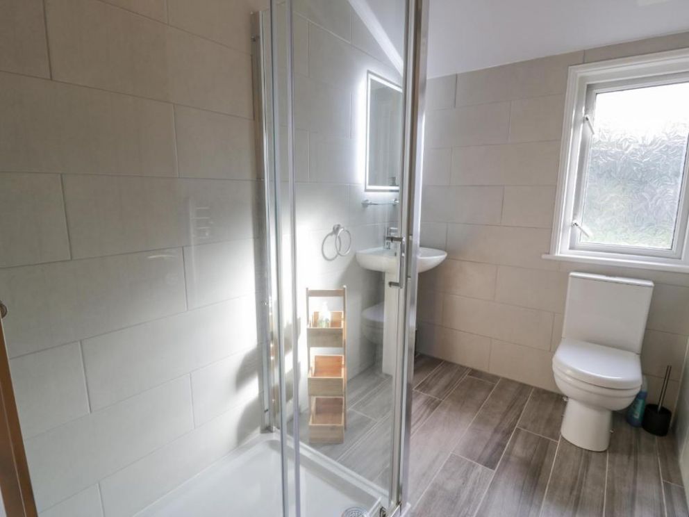 Y Caban - pet friendly lodge, sleeps 6, with hot tub, near the beach in Isle of Anglesey, Wales