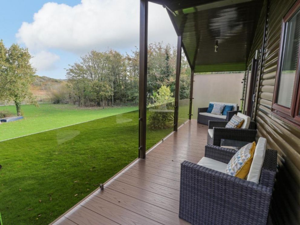 Y Caban - pet friendly lodge, sleeps 6, with hot tub, near the beach in Isle of Anglesey, Wales