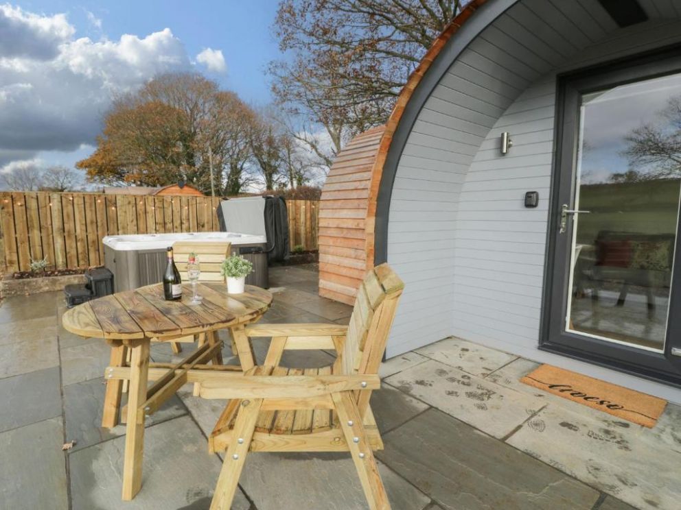 Yr Onnen - pod with hot tub in Bontuchel, North Wales