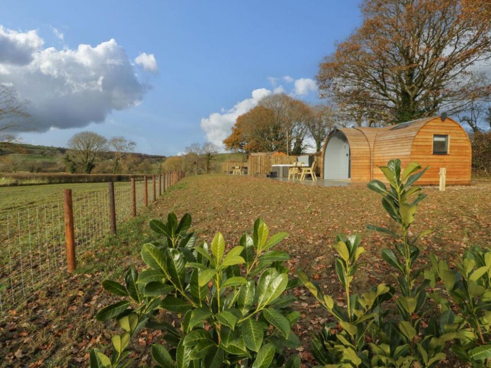 Yr Onnen - pod with hot tub in Bontuchel, North Wales