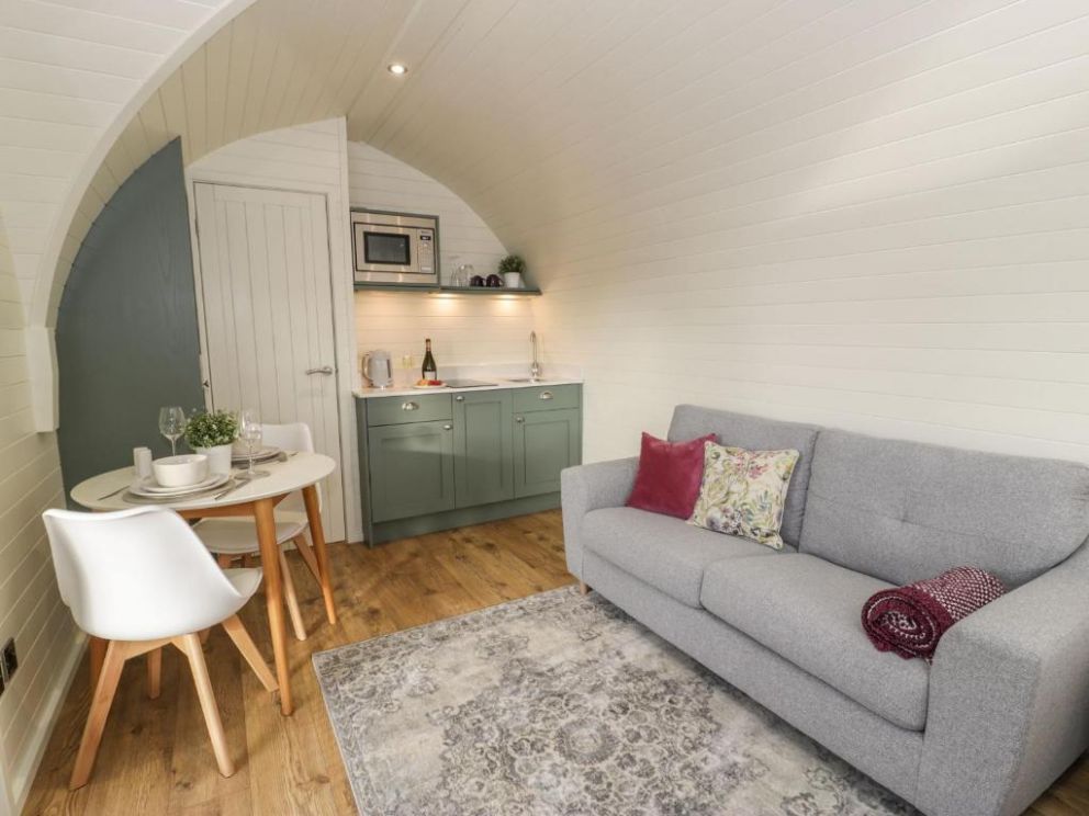 Yr Onnen - pod with hot tub in Bontuchel, North Wales