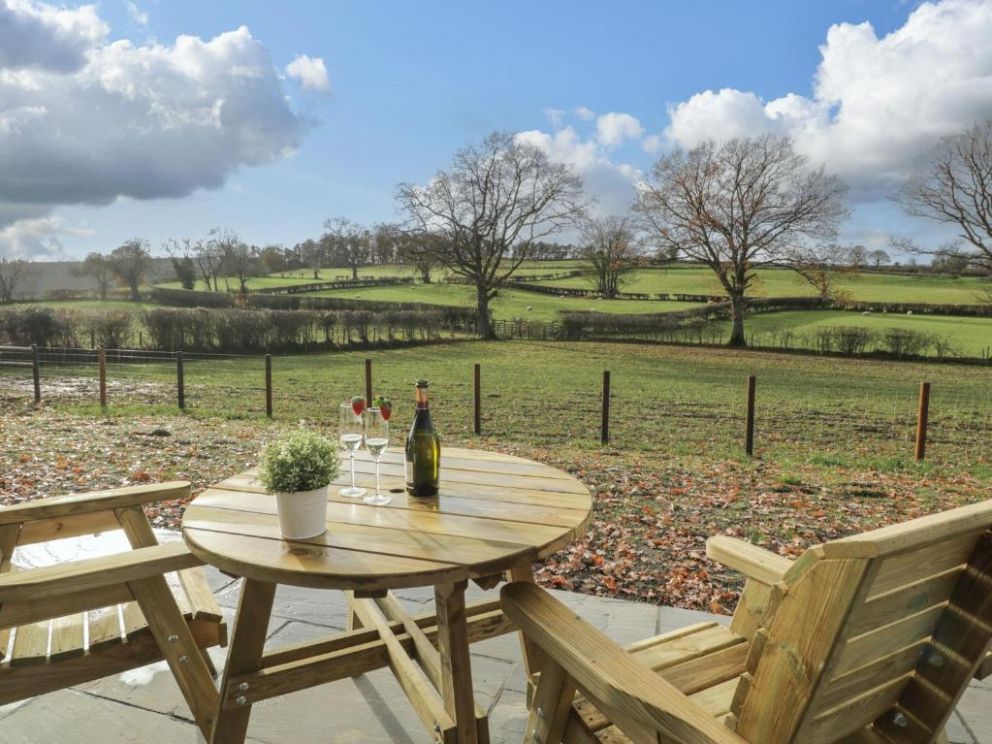 Yr Onnen - pod with hot tub in Bontuchel, North Wales