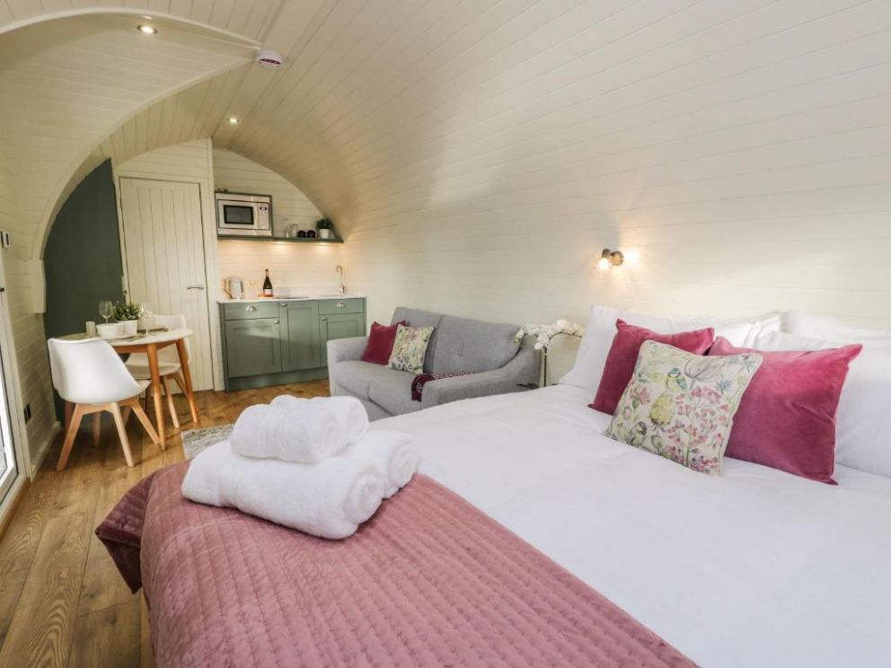 Yr Onnen - pod with hot tub in Bontuchel, North Wales