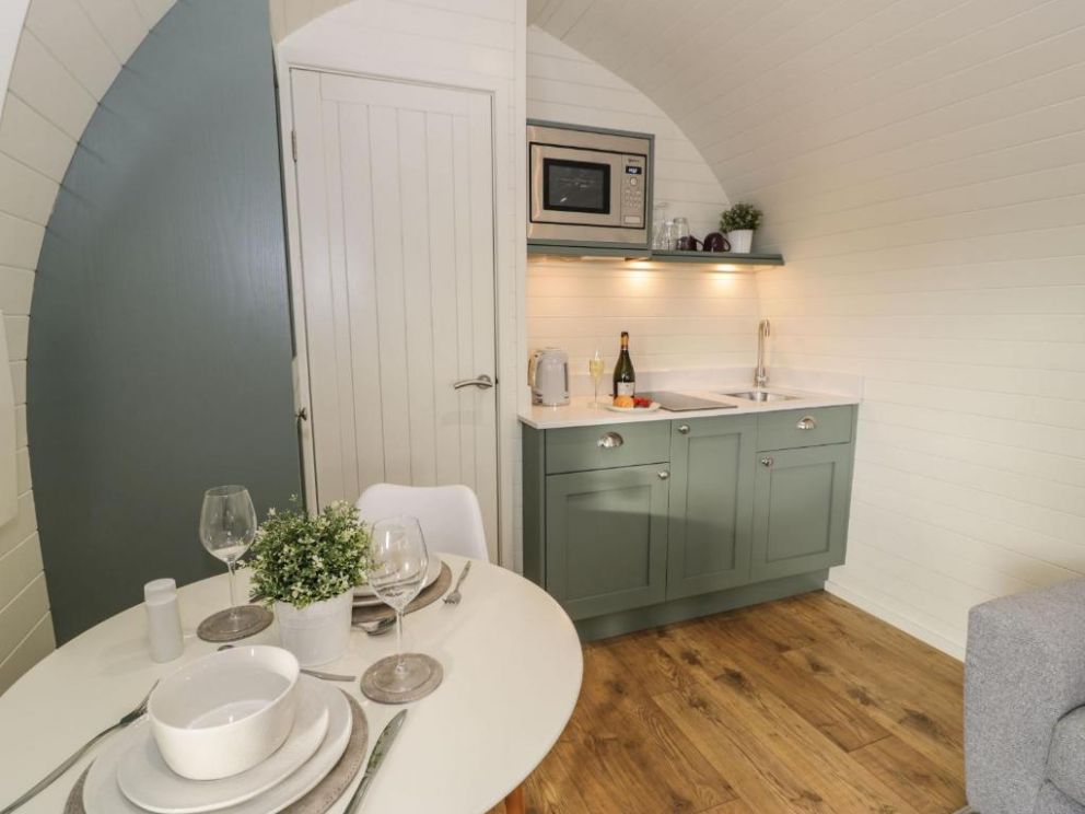 Yr Onnen - pod with hot tub in Bontuchel, North Wales