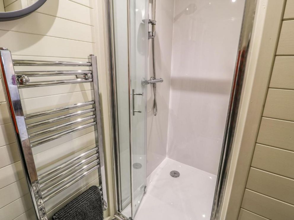 Yr Onnen - pod with hot tub in Bontuchel, North Wales