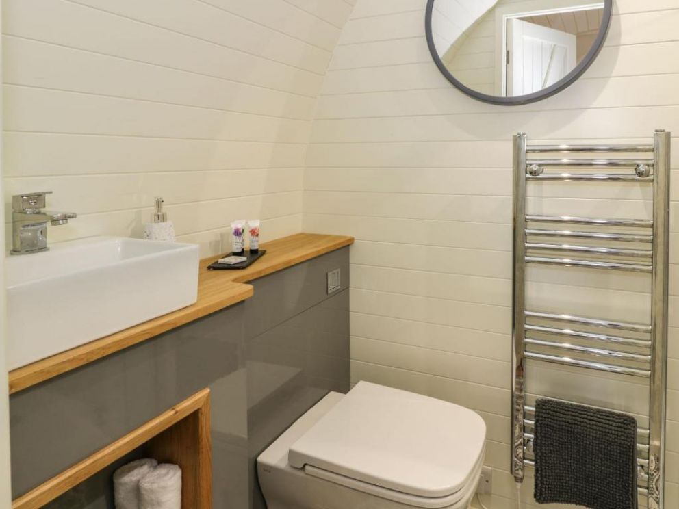 Yr Onnen - pod with hot tub in Bontuchel, North Wales